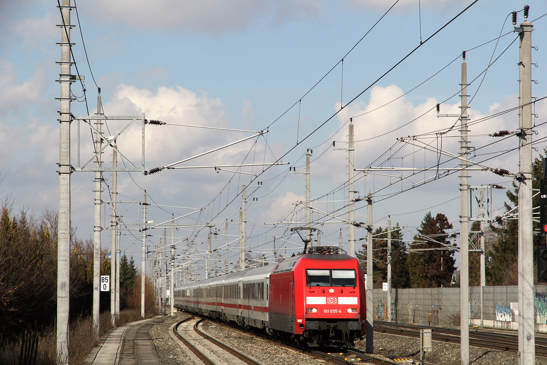 101 035 wurde bei der Durchfahrt im Bahnhof Salzbug-Taxham Europark abgelichtet.
Aufnahmedatum: 25. Februar 2017