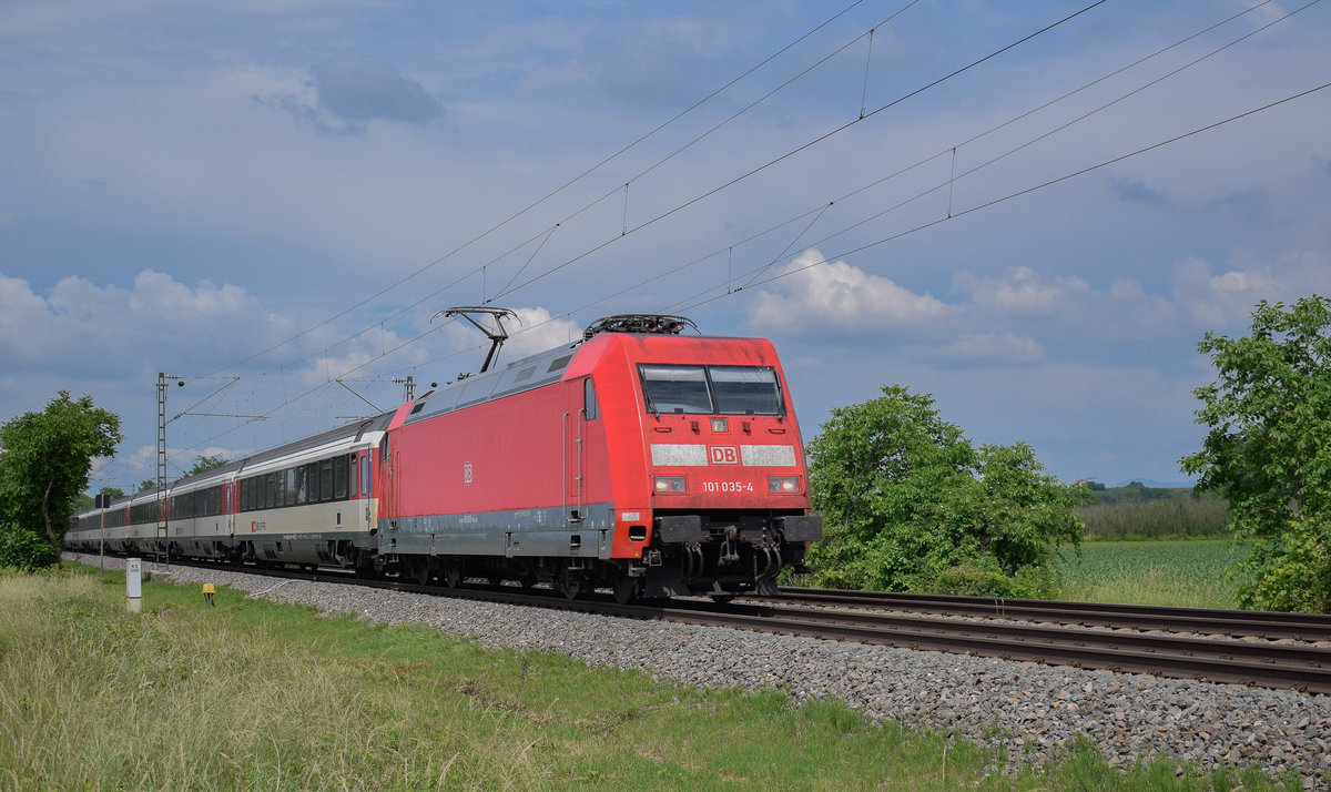 101 035 zieht am 31.05.2018 den EC 9 in Richtung Zürich, hier zwischen Buggingen und Müllheim (Baden).
