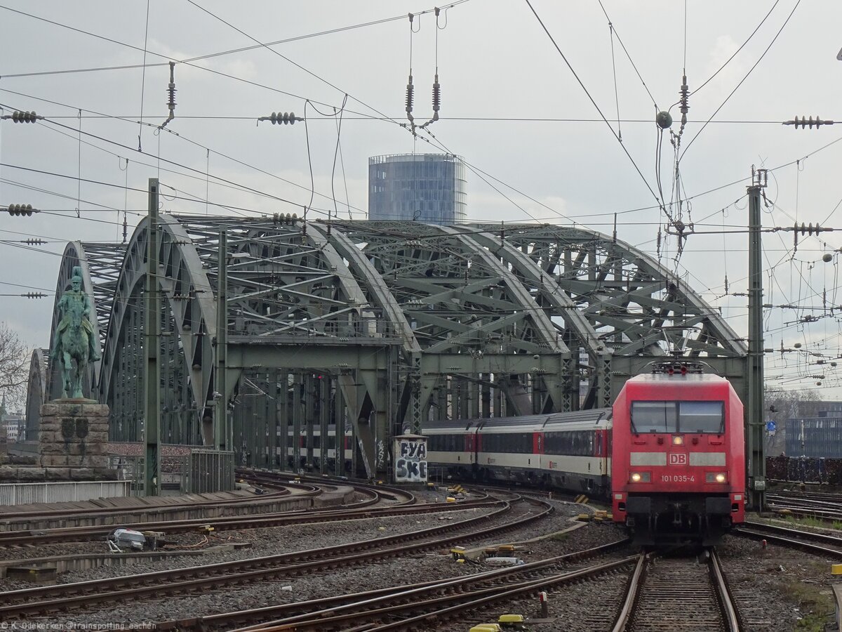 101 035 zieht einen EC in den Kölner Hbf.
Links das Reiterstandbild Friedrich III.

Das Foto entstand vom Bahnsteig. 