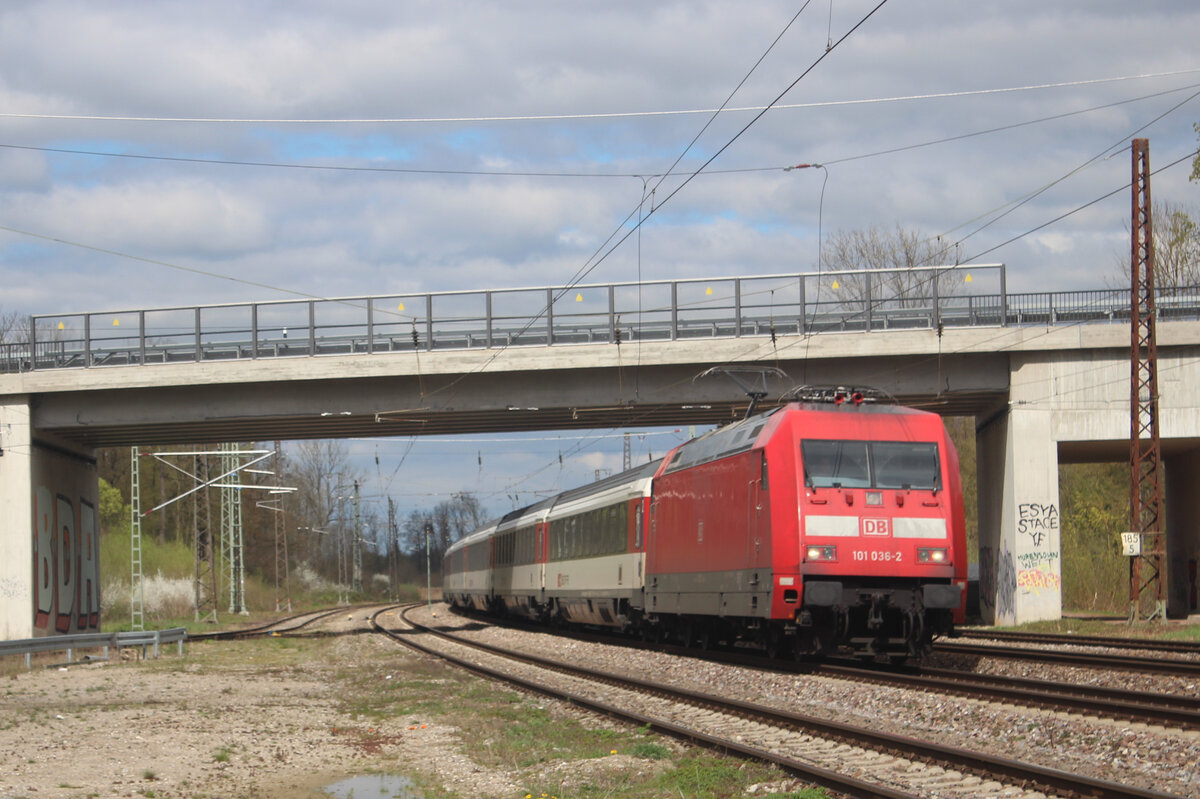 101 036-2 mit dem EC7 (Hamburg-Altona-Basel Bad) in Riegel (03.04.23)
