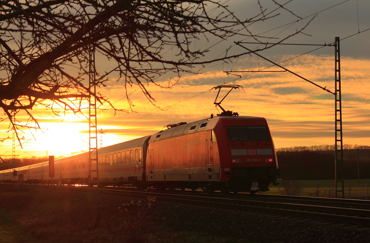 101 036-2 schiebt einen IC in den Sonnenuntergang bei Bad Staffelstein am 22.12.2015.
