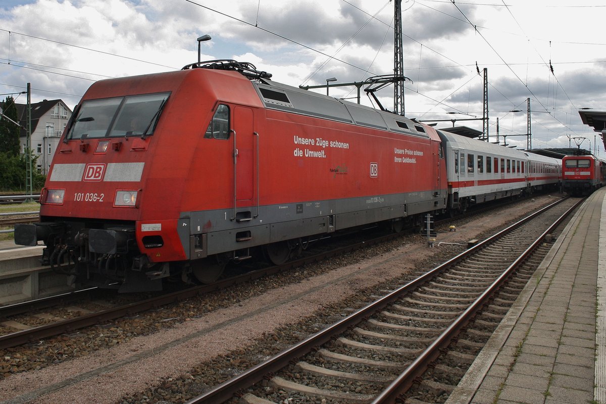101 036-2 verlässt am 28.7.2016 mit dem IC2238  Warnow  von Leipzig Hauptbahnhof nach Warnemünde den Rostocker Hauptbahnhof.