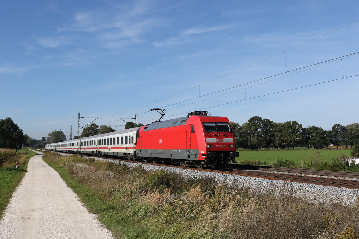 101 036 aus München kommend am 11. Oktober 2021 bei Übersee am Chiemsee.