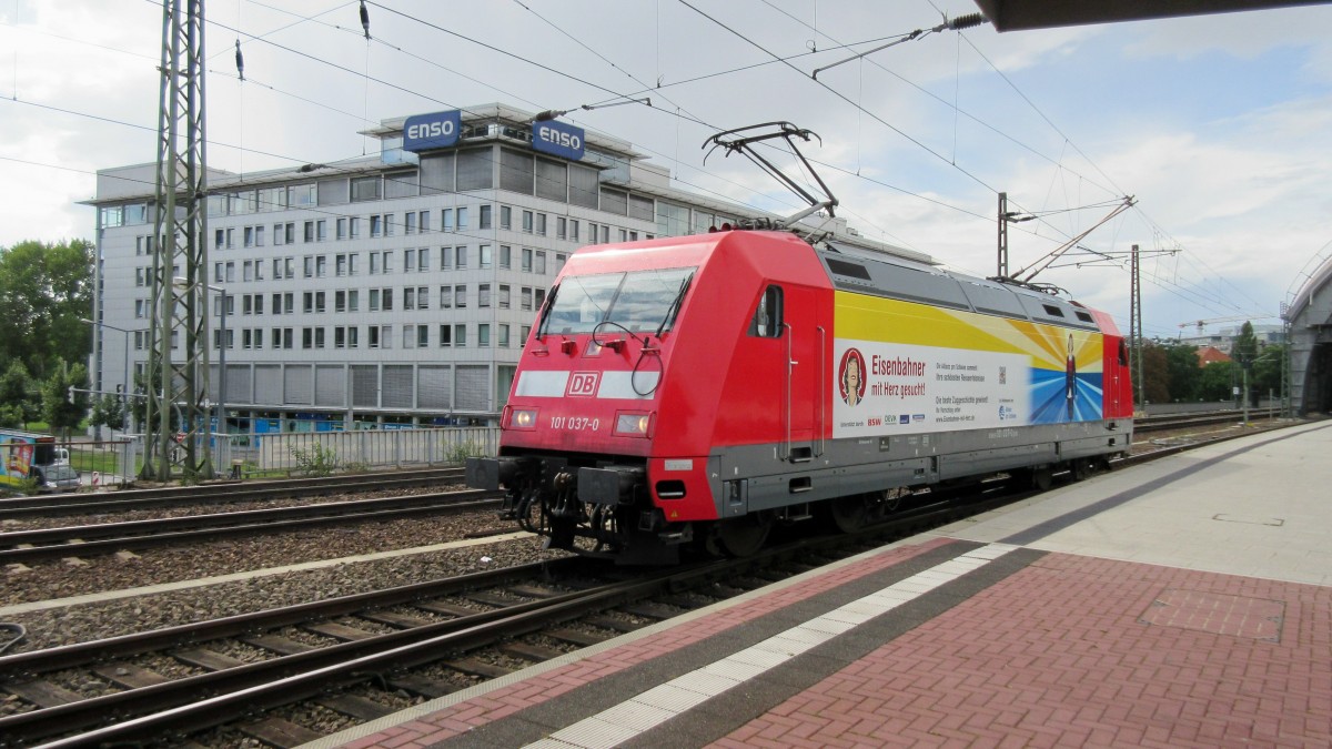 101 037-0 (Eisenbahner mit Herz gesucht...) kam mit dem EC Richtung Bratislava in Dresden-Hbf an und wurde nach der Abkopplung aufs Abstellgleis geschickt (15.8.14) 