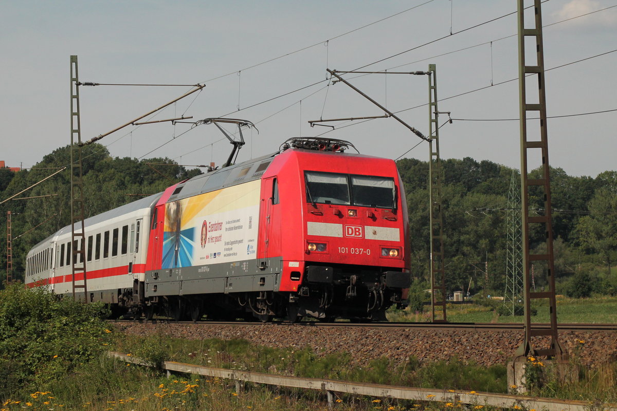 101 037  Eisenbahner mit Herz gesucht  am 02.08.2015 mit einem Umleiter-IC zwischen Friedland und Eichenberg.