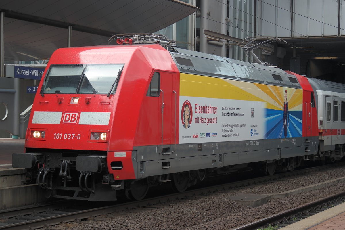 101 037  Eisenbahner mit Herz gesucht  am 13.04.2014 mit einem IC in Kassel-Wilhelmshöhe.
