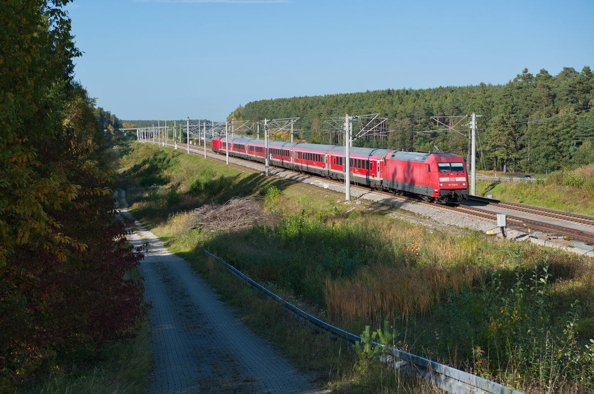 101 038 und 101 065 mit dem RE 4029 (Nürnberg Hbf - München Hbf) bei der Einfahrt in Allersberg (Rothsee), 13.10.2019