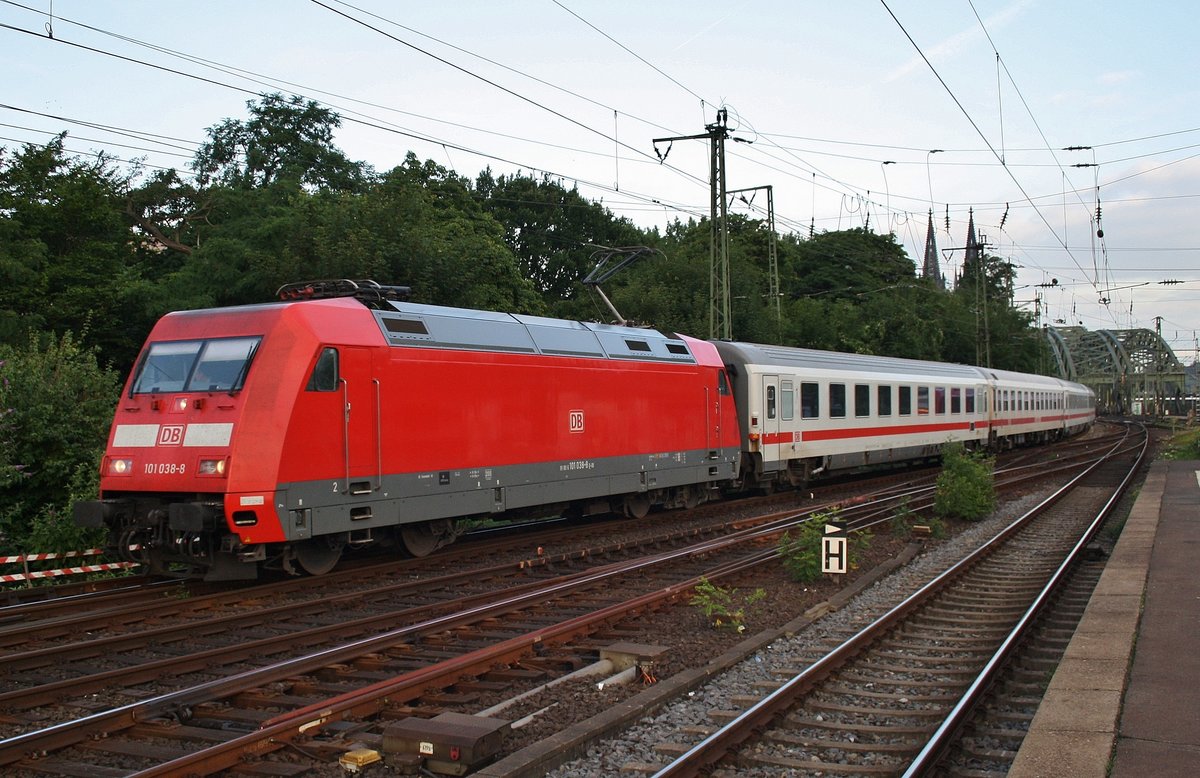 101 038-8 passiert am Morgen des 4.7.2017 mit dem IC2212 von Koblenz Hauptbahnhof nach Ostseebad Binz den Bahnhof Köln Messe/Deutz in östlicher Richtung.