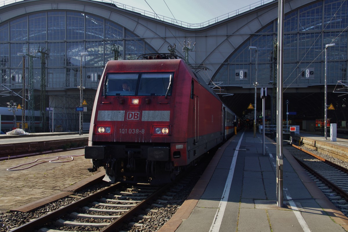 101 038-8 steht am 04.10.14 als IC 2250 im Hbf. von Leipzig und ist auf dem Weg nach Wiesbaden.  