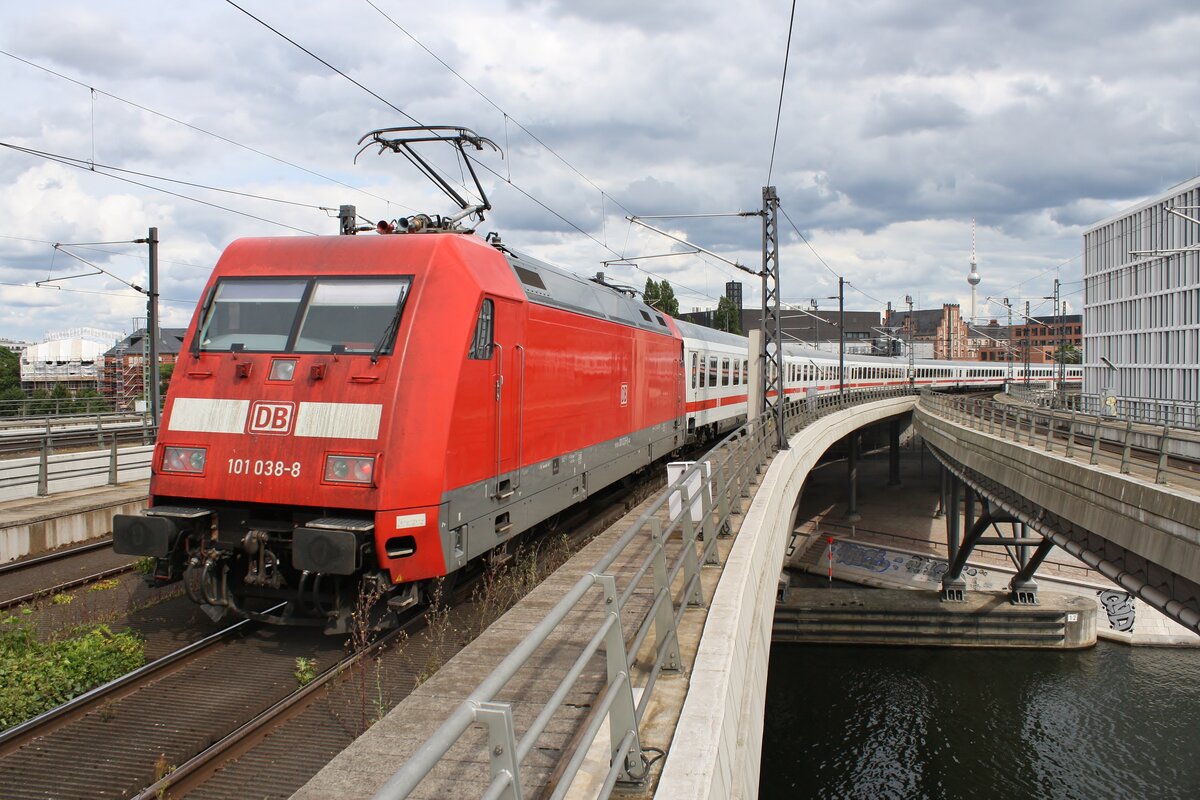 101 038-8 verlässt am 07.08.2021 mit dem IC2359 von Köln Hauptbahnhof nach Berlin Ostbahnhof den Berliner Hauptbahnhof. 