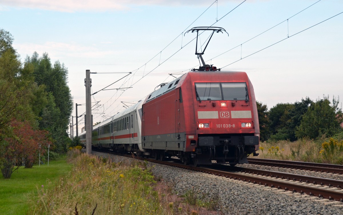 101 038 musste am 23.08.14 beim IC 2447 als Steuerwagenersatz einspringen. Hier durchfährt der IC Greppin Richtung Leipzig. Wegen Bauarbeiten auf der Strecke Halle-Magdeburg wurde der Fernverkehr über die sonst FV-freie Strecke Bitterfeld-Dessau-Magdeburg gefahren.