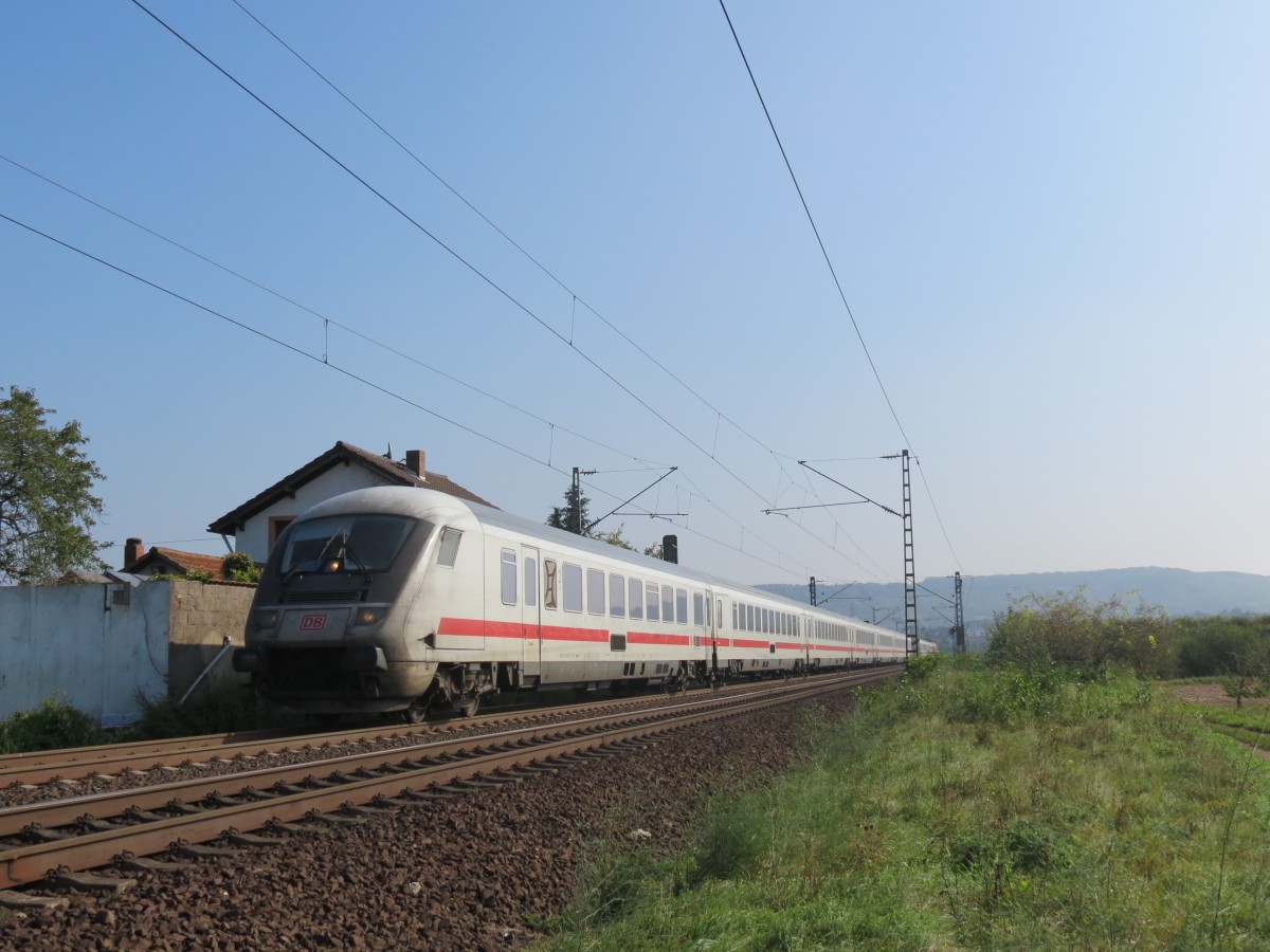 101 038 schiebt den IC2024 Passau-Hamburg die linke Rheinstrecke hinauf, hier bei Gau-Algesheim. Oktober 2014.