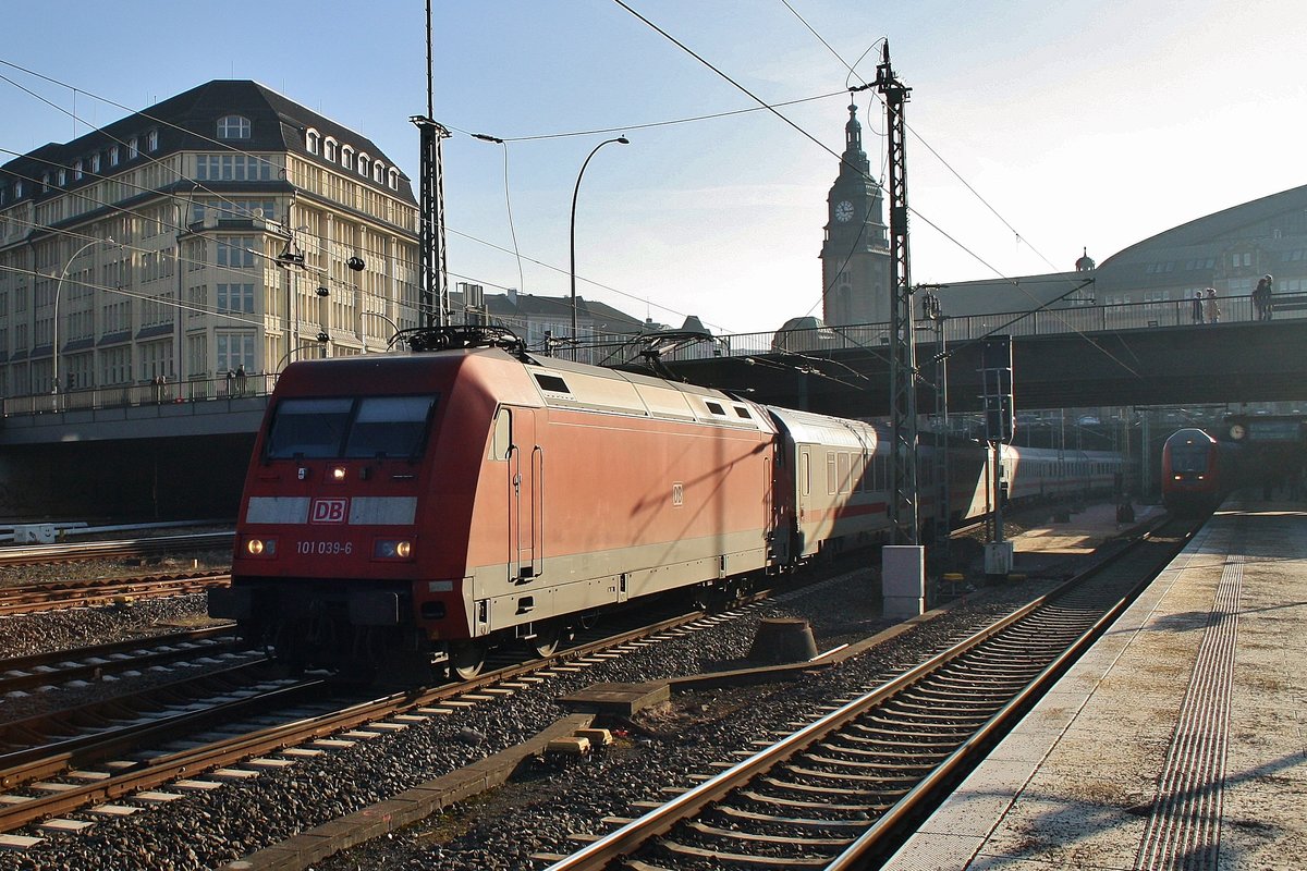 101 039-6 macht sich am 28.1.2017 mit dem IC2072 von Dresden Hauptbahnhof nach Westerland(Sylt) in Hamburg Hauptbahnhof auf den Weg.
