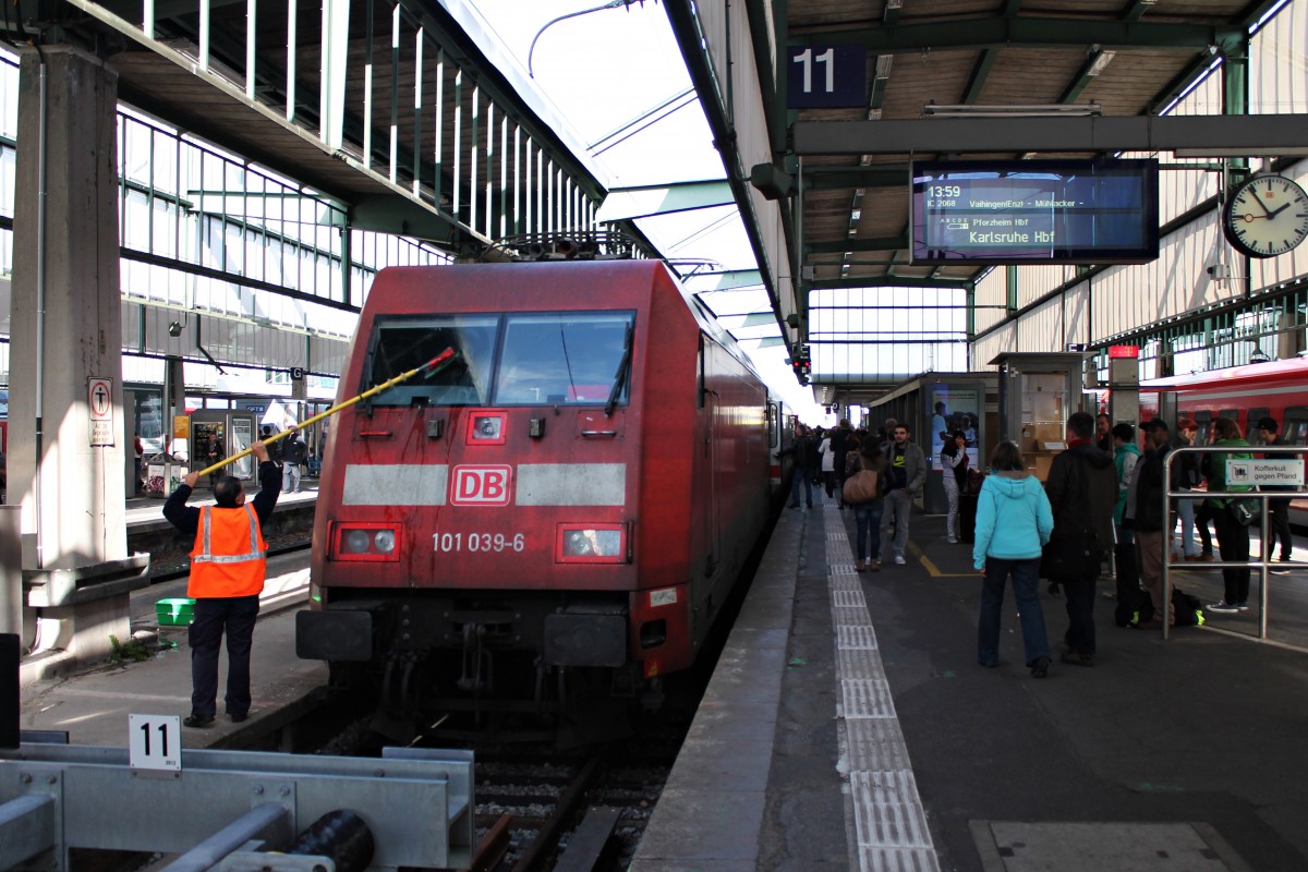 101 039-6 mit dem IC 2068 (Nürnberg Hbf - Karlsruhe Hbf) am 23.10.2014 bei der Scheibenwäsche in Stuttgart Hbf.