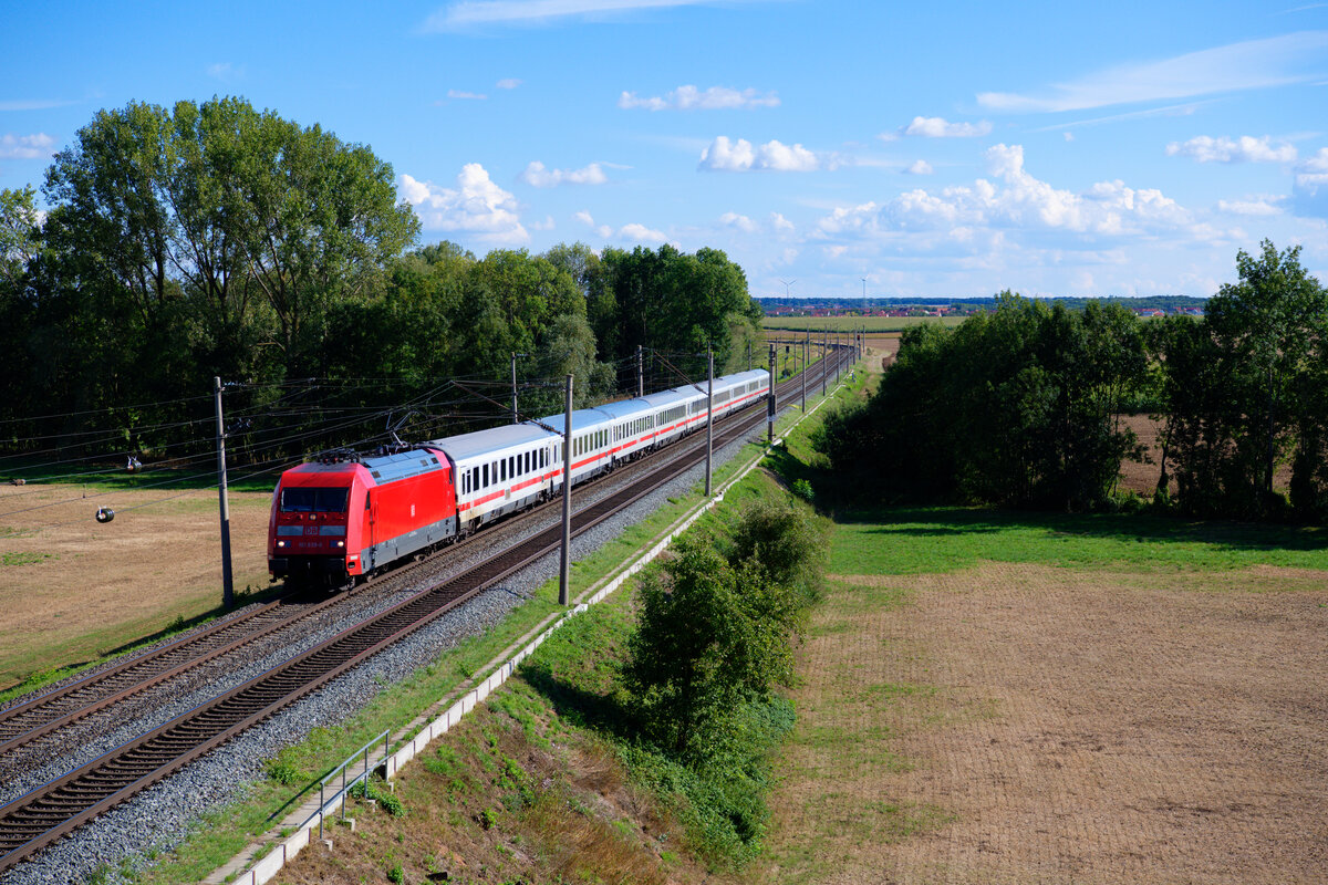 101 039 DB Fernverkehr mit einem IC bei Gollhofen Richtung Würzburg, 02.09.2020