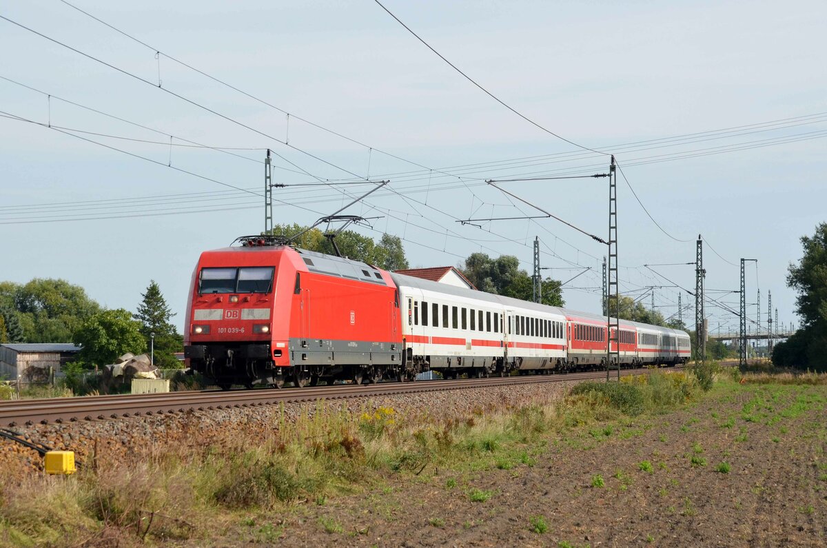 101 039 führte am 15.09.21 eine IC-Leergarnitur durch Gräfenhainichen Richtung Bitterfeld. Die Leergarnitur mit den beiden ehemaligen MNE-Wagen war unterwegs von Berlin nach Leipzig.