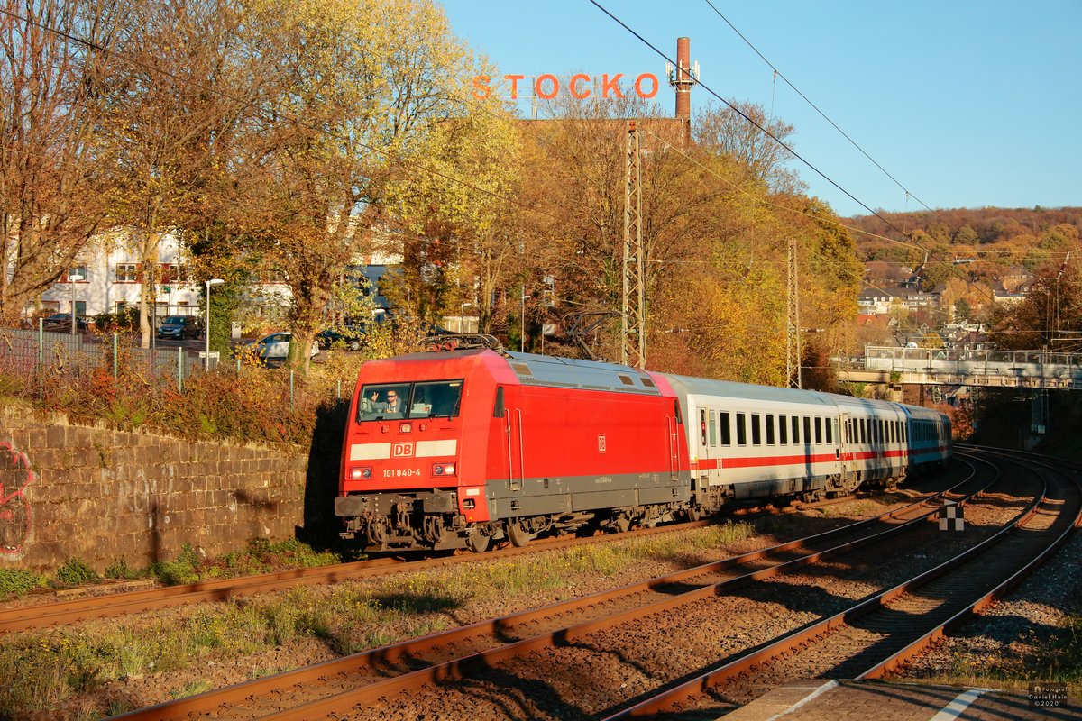 101 040-4 DB mit IC2027 bei der Durchfahrt in Wuppertal Sonnborn, November 2020.
Gruß an den Lokführer! Peace!