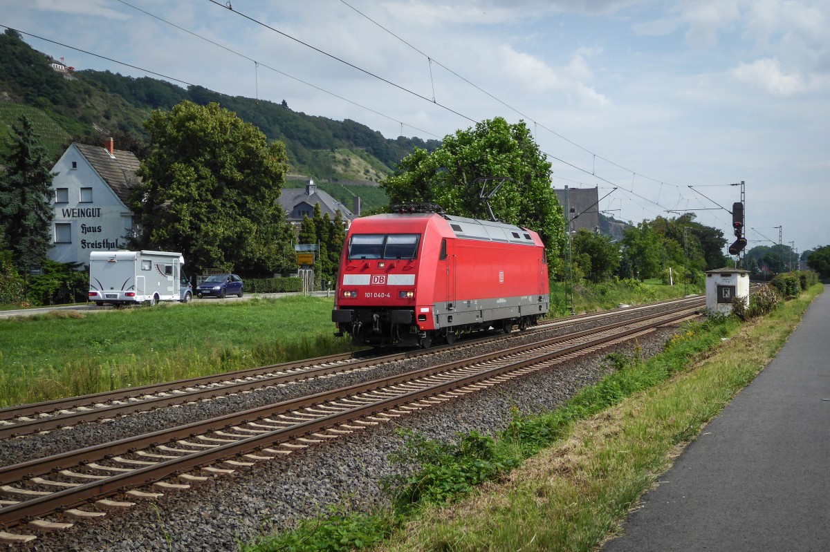 101 040-4 fuhr am 02/08/2014 solo durch Leutesdorf in Richtung Norden.