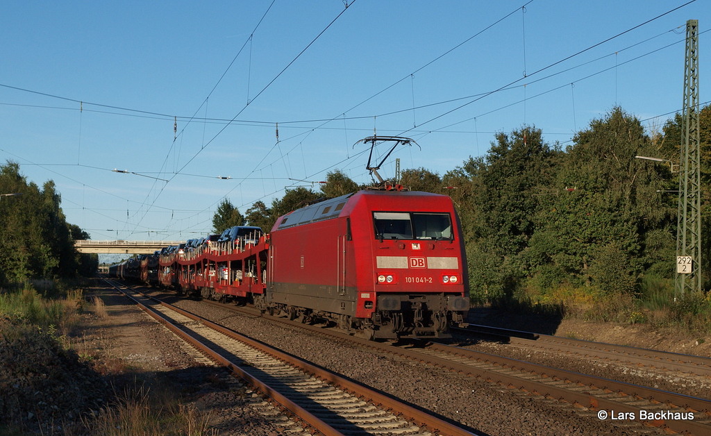 101 041-2 durchfhrt mit einem Autoreisezug nach Italien Scheeel in Richtung Bremen. Aufgenommen am 29.09.13.