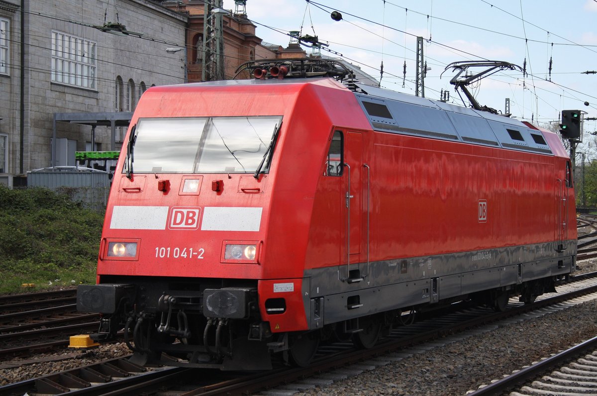 101 041-2 wird in kürze den IC2375 von Westerland auf Sylt nach Karlsruhe Hauptbahnhof in Hamburg Hauptbahnhof übernehmen. (21.4.2016)