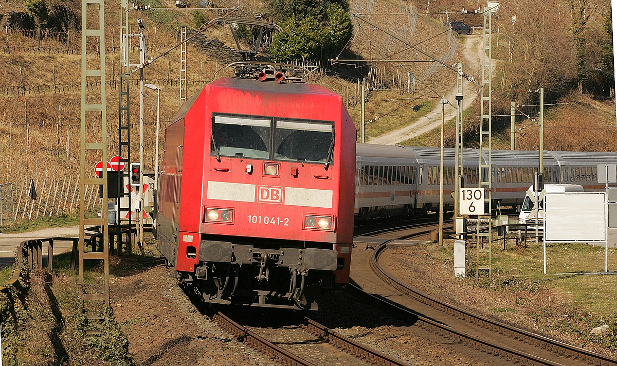 101 041 bei der Einfahrt nach Oberwesel auf der linken Rheinstrecke