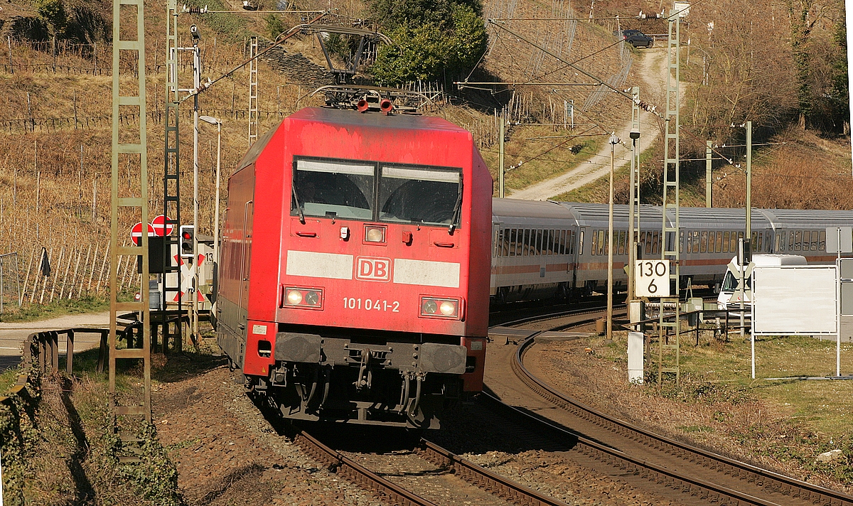 101 041 bei der Einfahrt nach Oberwesel auf der linken Rheinstrecke / 10.03.2022