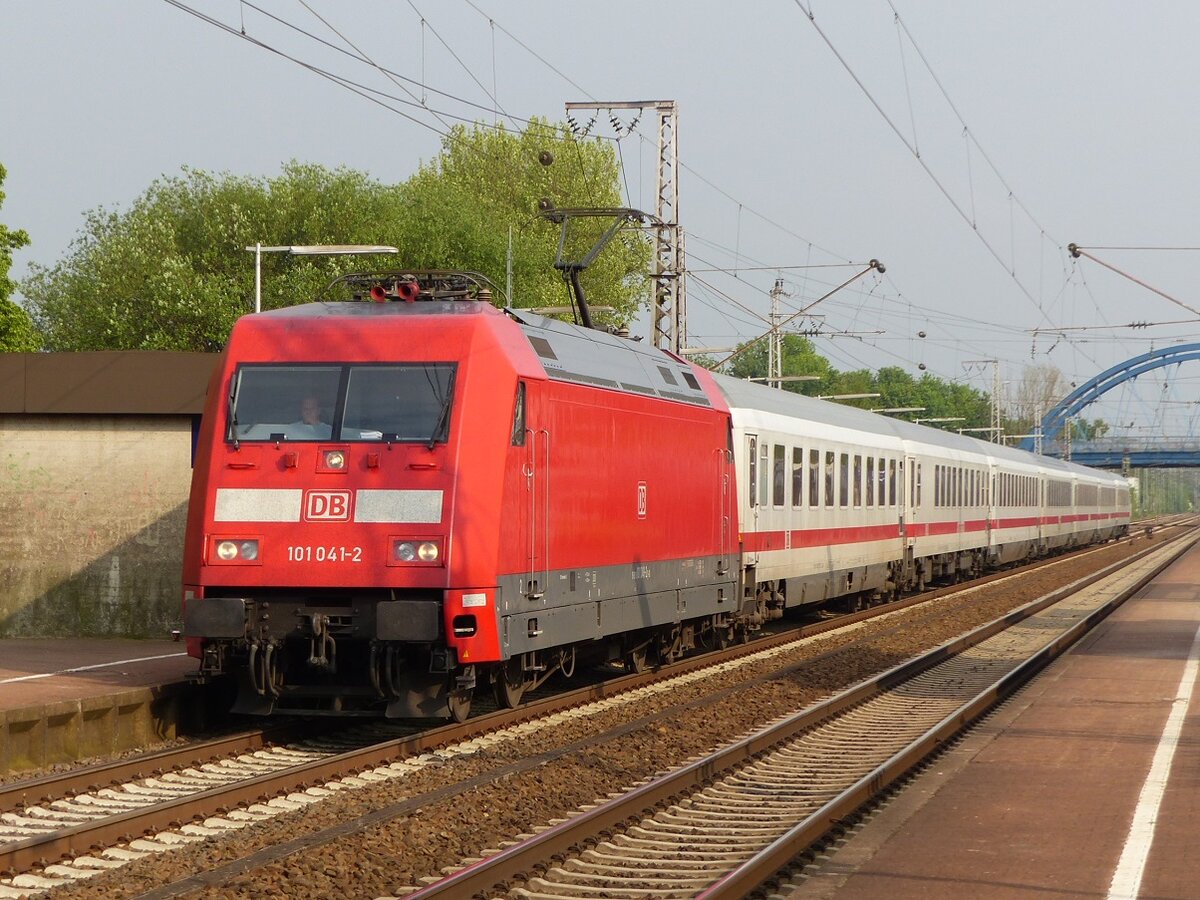 101 041 mit IC Koblenz - Emden in Salzbergen, 17.05.16