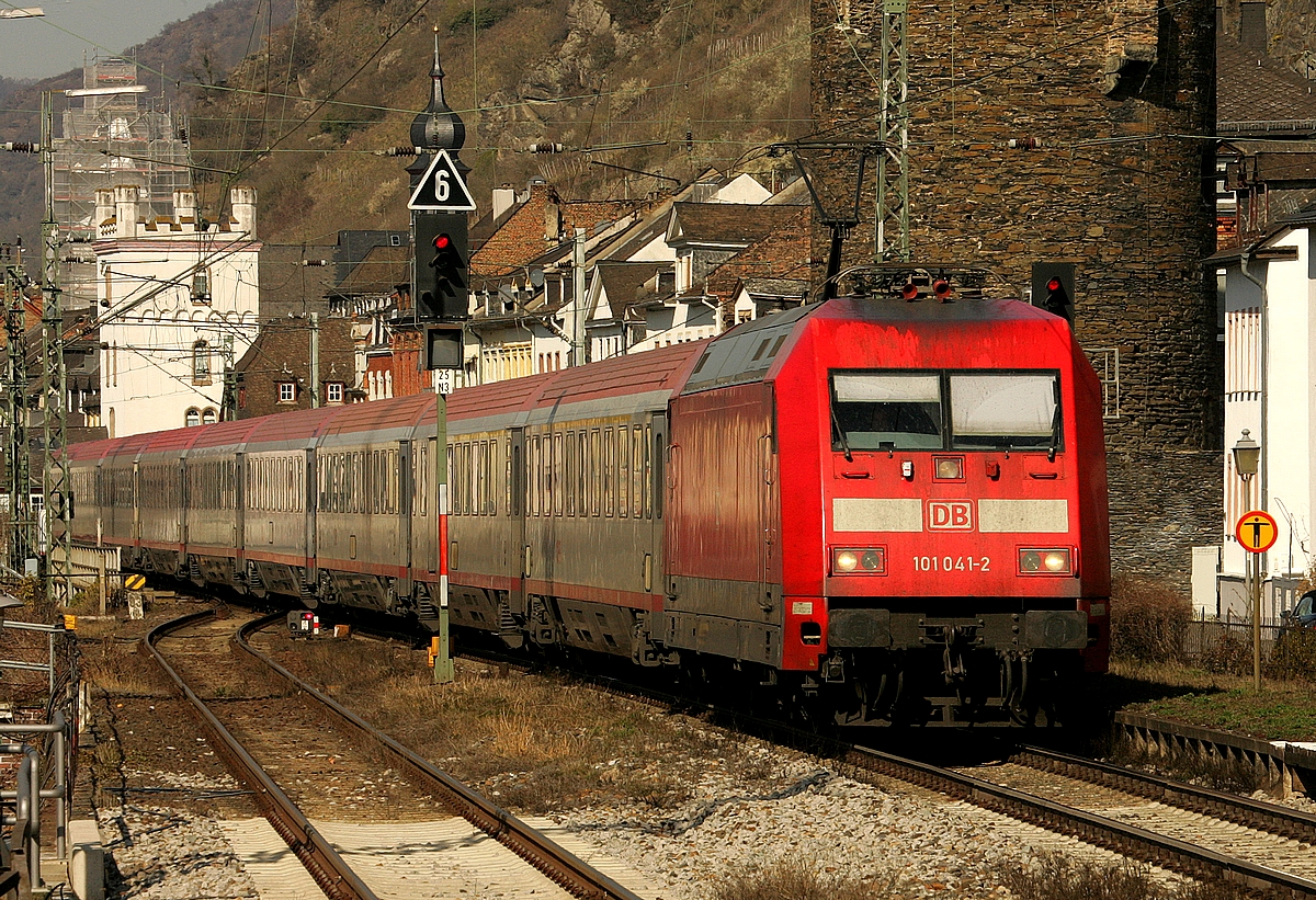 101 041 mit einer ÖBB Garnitur am 13.03.2022 wegen Bauarbeiten auf der linken Seite ausnahmsweise rechts des Rheins unterwegs