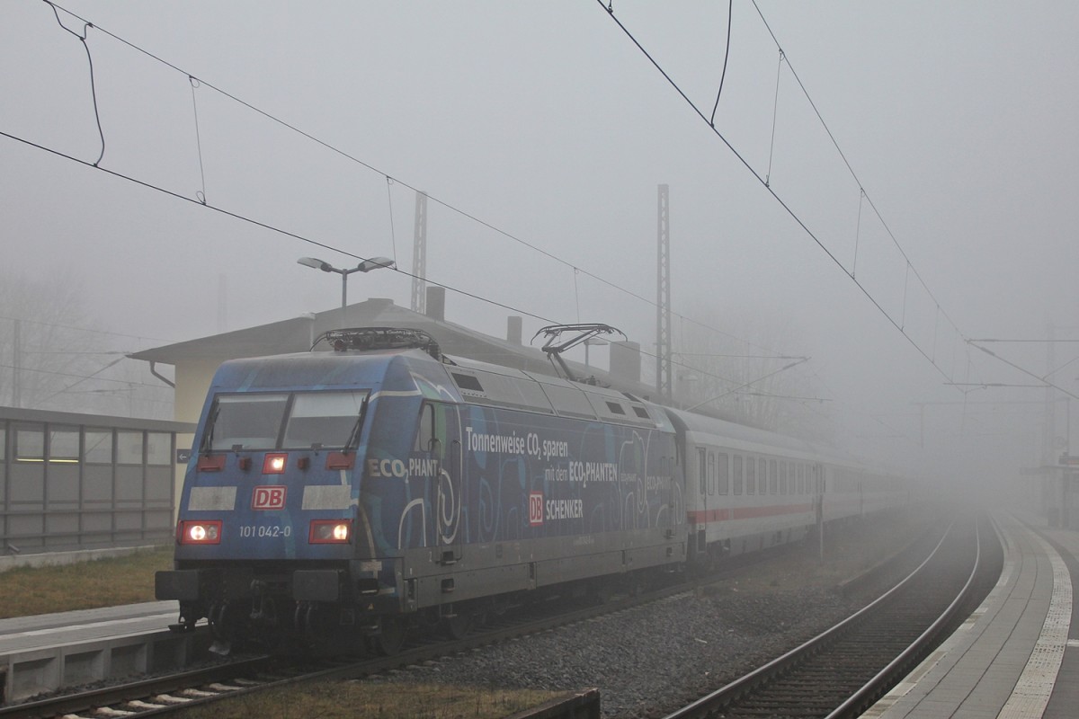 101 042-0 aus Südlicher Richtung kommend bei der Durchfahrt in Baunatal Guntershausen. 20.03.2015