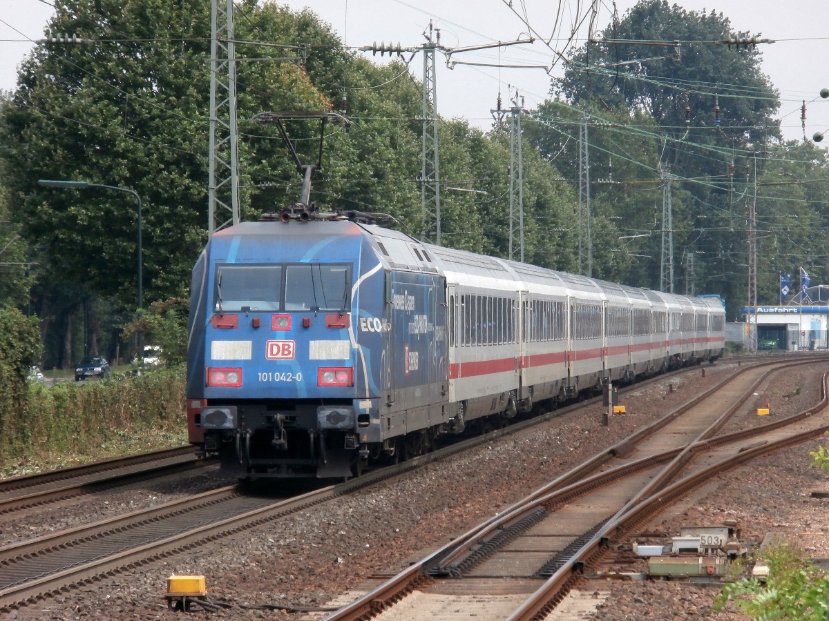 101 042-0 Eco2fant schiebt einen IC in Richtung Köln durch Düsseldorf Oberbilk.

Düsseldorf 29.07.2014