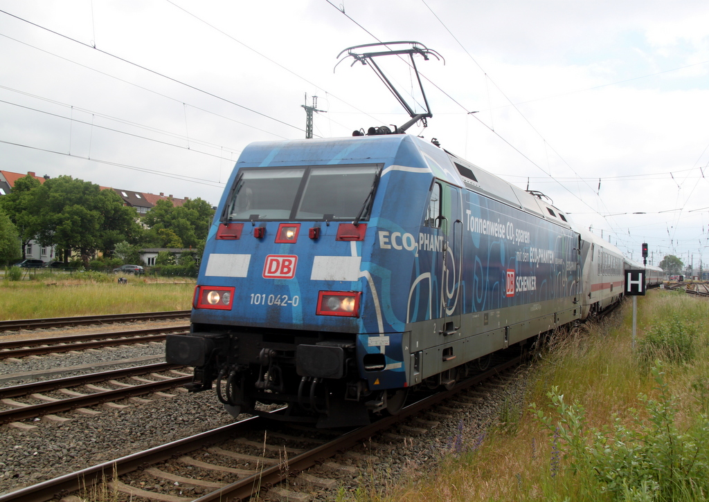 101 042-0 Ecophant mit IC 2213(Binz-Stuttgart)bei der Einfahrt im Rostocker Hbf.14.06.2015
