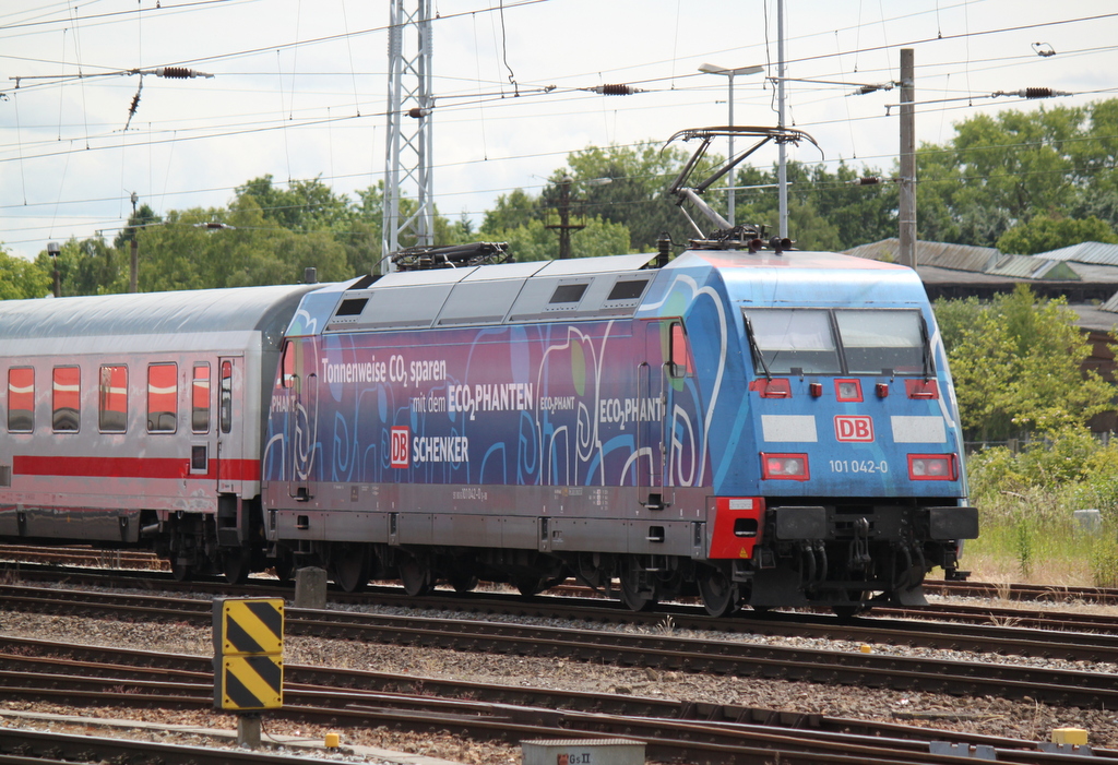 101 042-0  Ecophant mit IC 2239(Warnemnde-Leipzig)bei der Ausfahrt im Rostocker Hbf.26.06.2015
