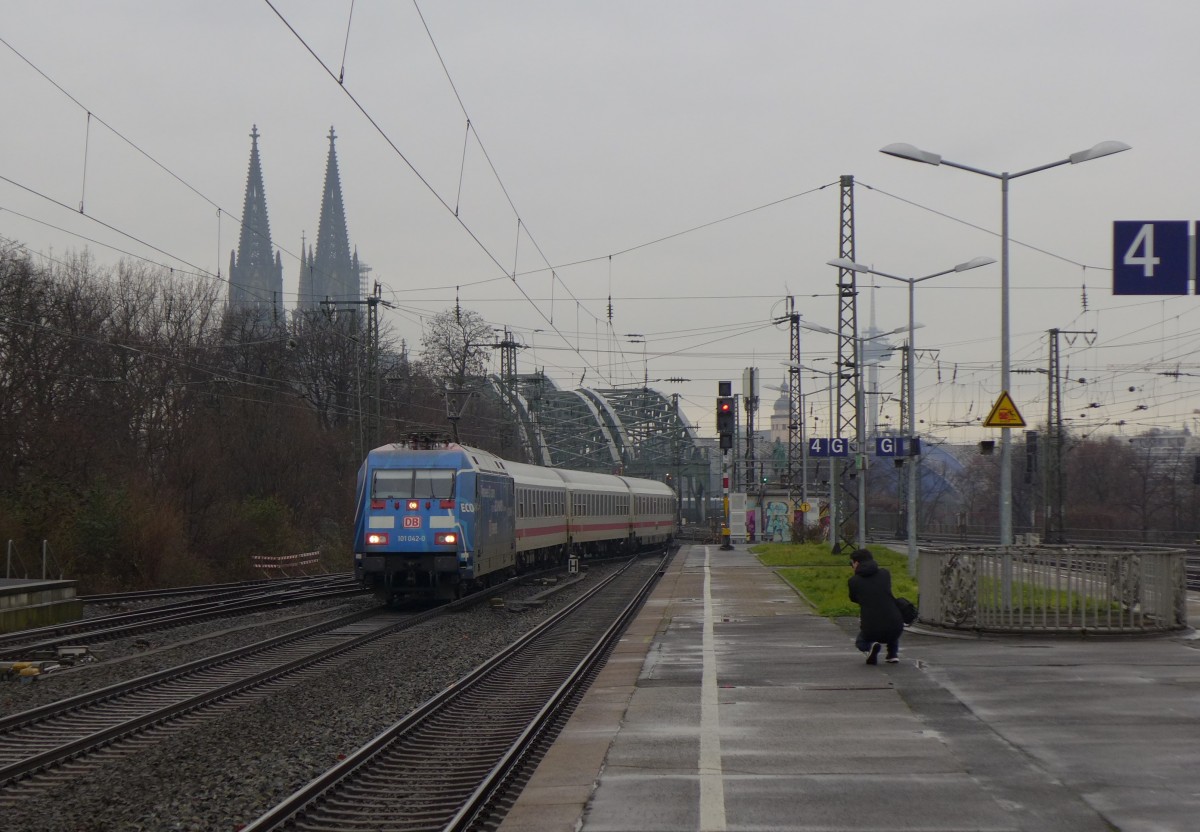 101 042-0 mit dem IC 2202 (Köln Hbf - Norddeich Mole) in Köln Messe/Deutz (05.02.2016)