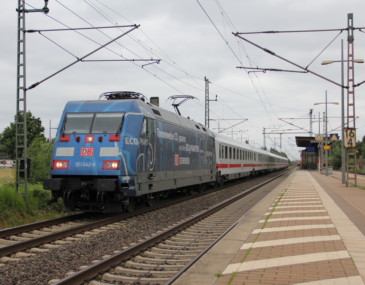 101 042-0 mit einem IC aus Richtung Hannover kommend. Aufgenommen in Dedensen-Gümmer am 10.07.2013.