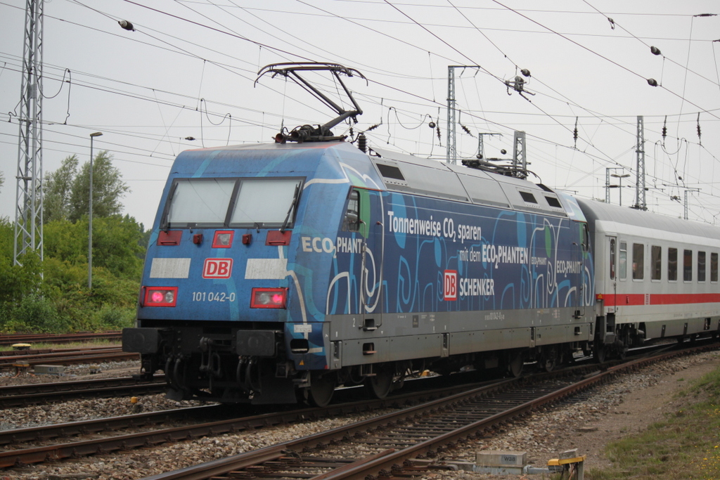 101 042-0 mit IC 2184(Hamburg-Binz)bei der Einfahrt im Rostocker Hbf.15.08.2015
