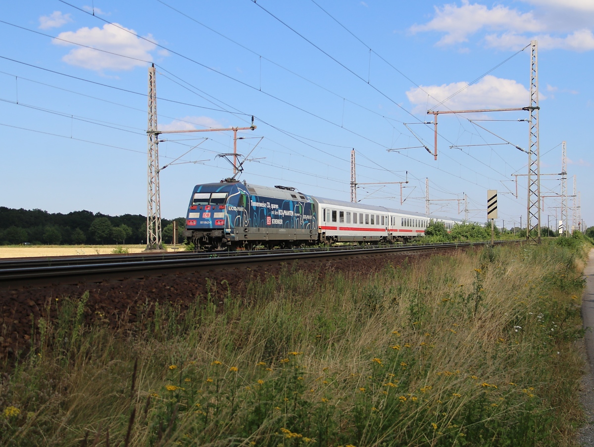 101 042-0 schiebt einen IC in Richtung Hannover Hbf. Aufgenommen bei Dedensen-Gümmer am 23.07.2014.