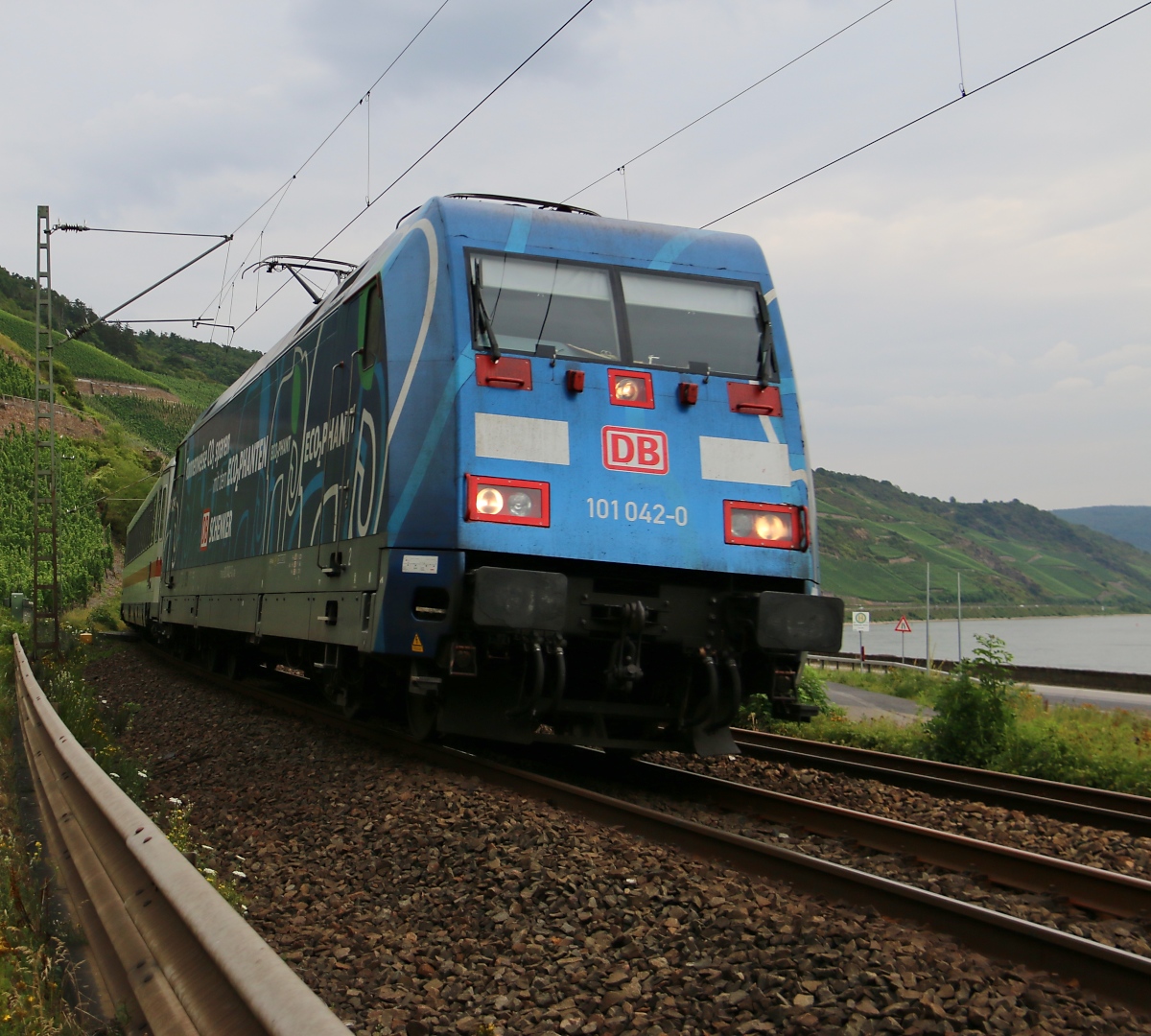 101 042-0 zieht einen IC aus Richtung Koblenz kommend. Aufgenommen am 12.07.2015 am Bopparder Hamm.