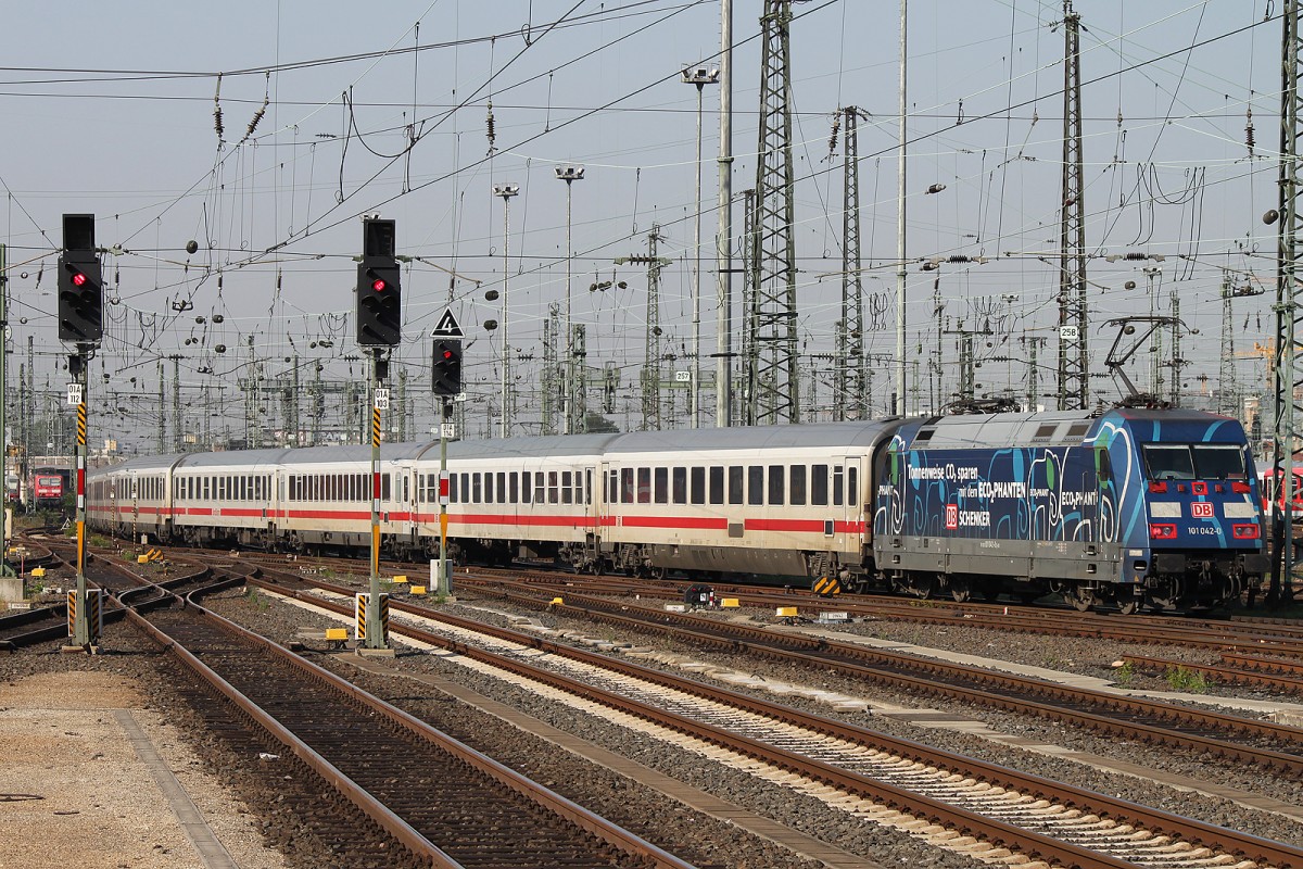 101 042 am 29.8.13 in Frankfurt Hbf.