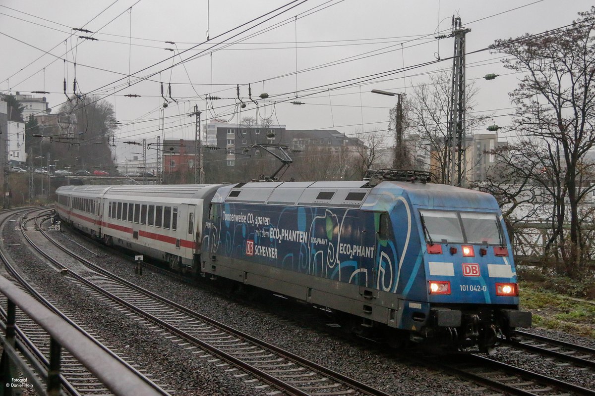 101 042  ECO Phant  mit IC2028 in Wuppertal, am 23.12.2017.