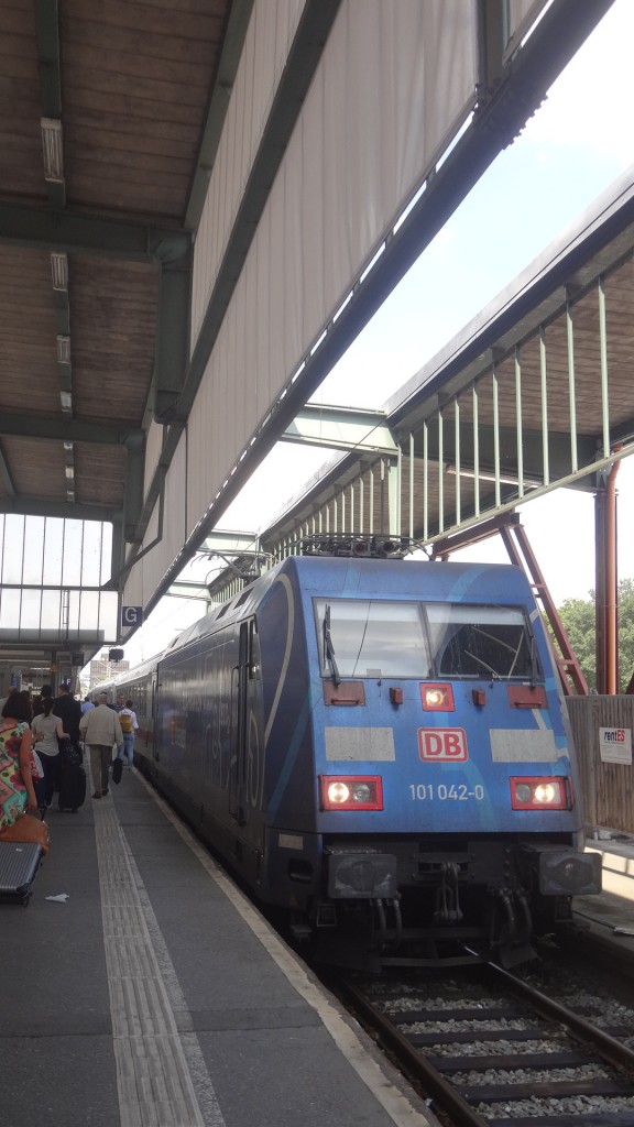 101 042 macht hier in Stuttgart Kopf uns peilt dann ihr Ziel, Karlsruhe, an. Juli 2014.