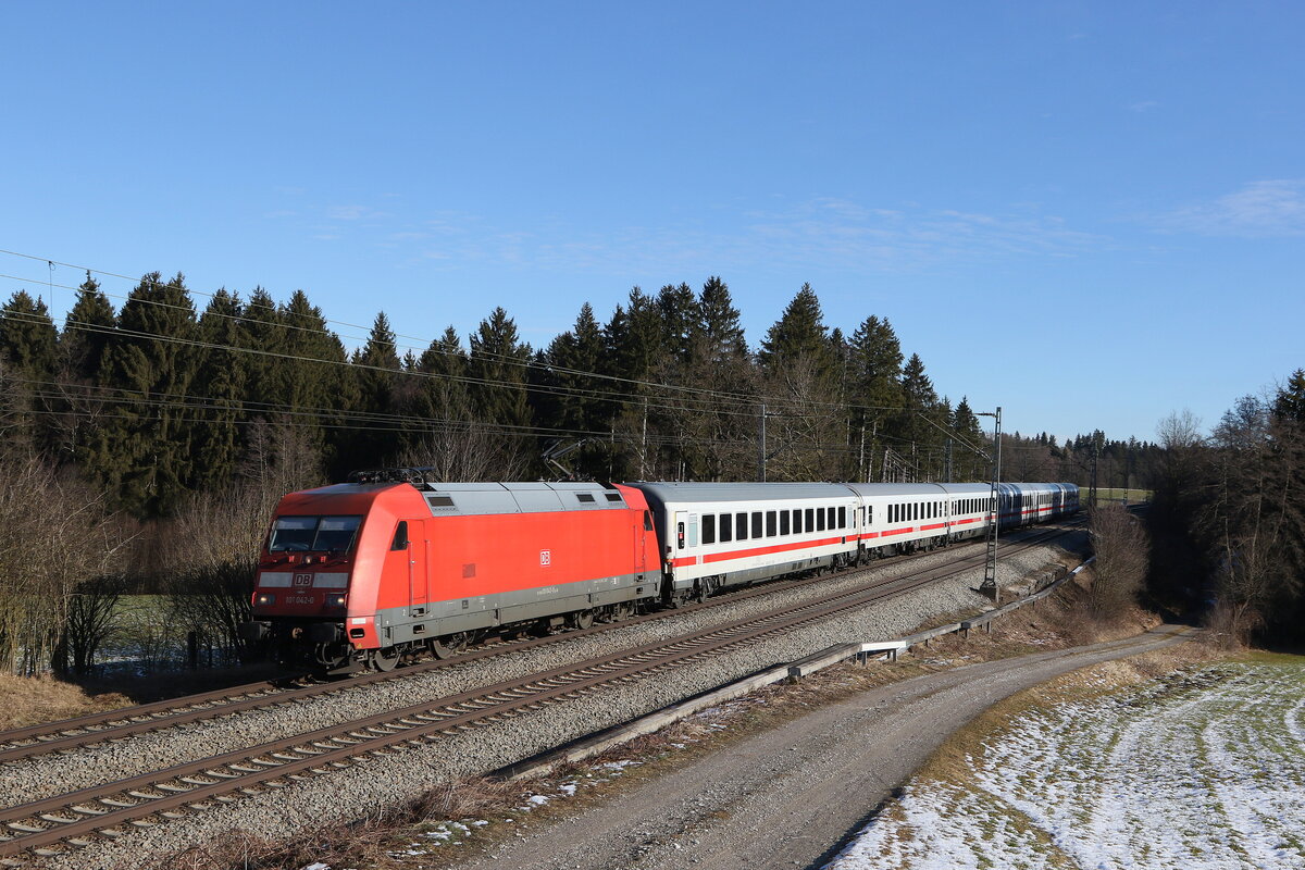 101 042 mit dem  IC Königssee  aus Freilassing kommend am 9. Februar 2022 bei Grabenstätt im Chiemgau.