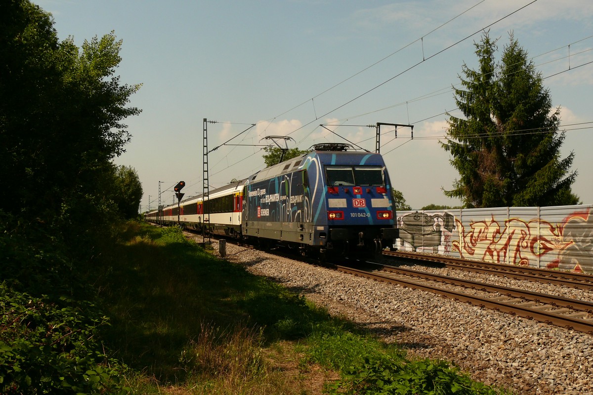 101 042 mit EC 8 nach Hamburg-Altona in Freiburg St-Georgen. 23.8.13