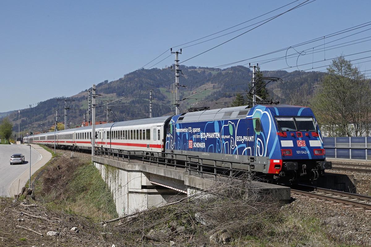 101 042 mit EC216 in der Abzweigstelle Bruck an der Mur Stadtwald am 11.04.2016.