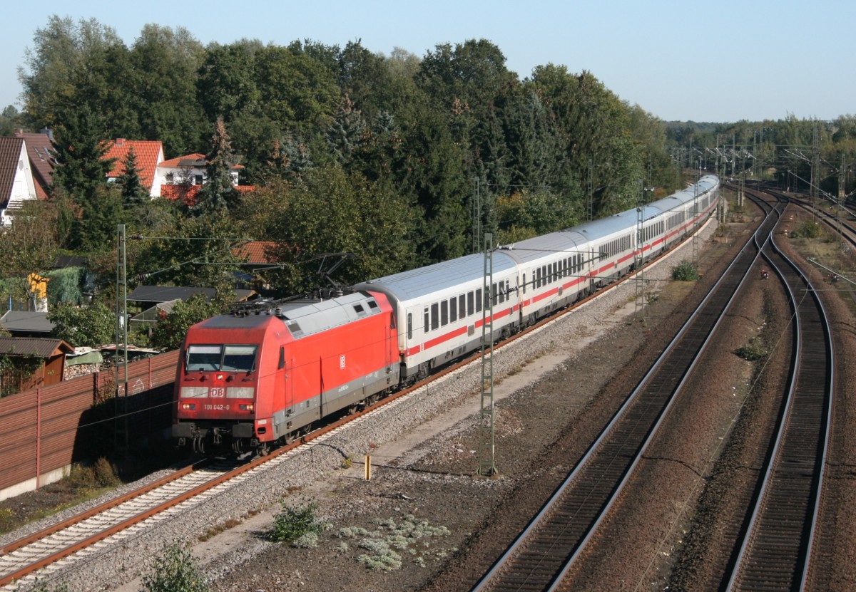 101 042 mit IC 2311  Nordfriesland  (Westerland [Sylt]–Kln Hbf–Stuttgart Hbf) am 30.09.2011 in Rotenburg (Wmme)