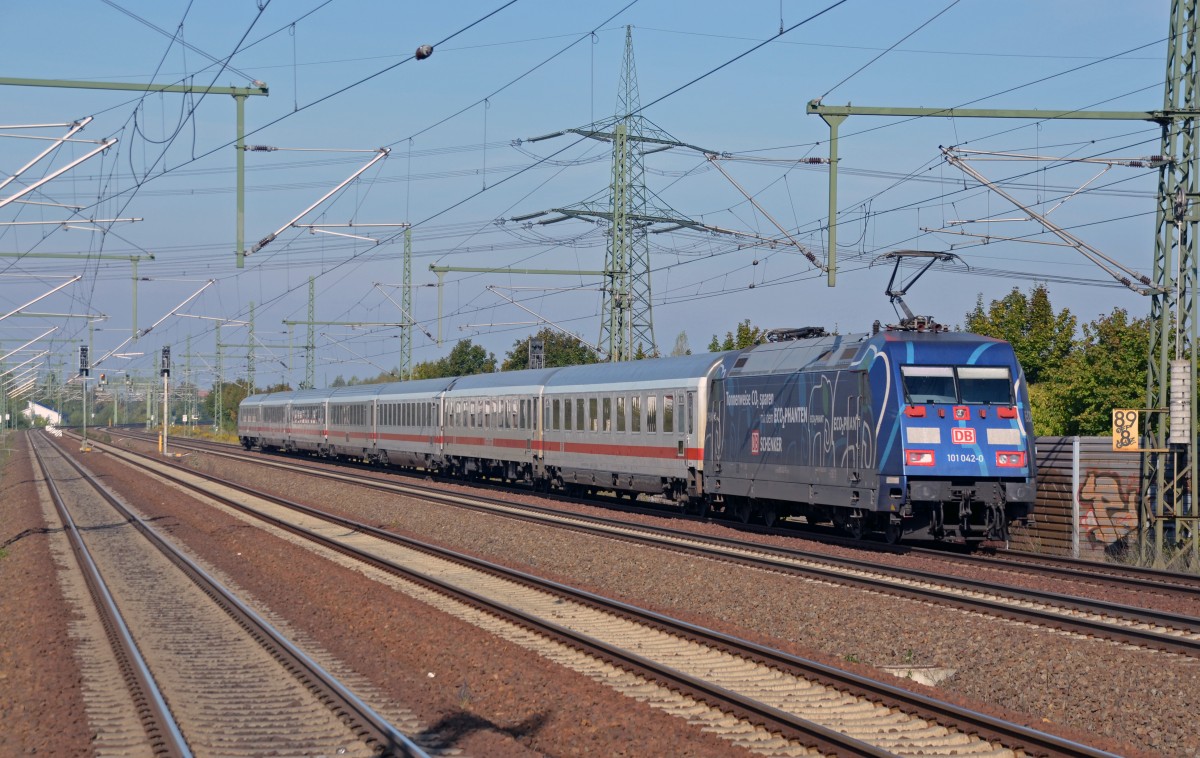 101 042 schob am 14.09.13 den IC 2430 vorbei am Haltepunkt Halle Messe Richtung Hbf.