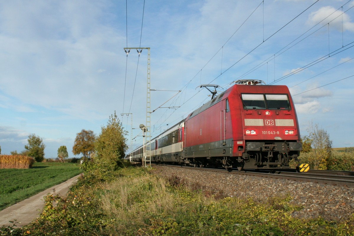 101 043-8 mit dem EC 9 von Hamburg Altona nach Chur HB am Nachmittag des 02.11.13 bei der Einfahrt in den Bahnhofsbereich von Mllheim (Baden).