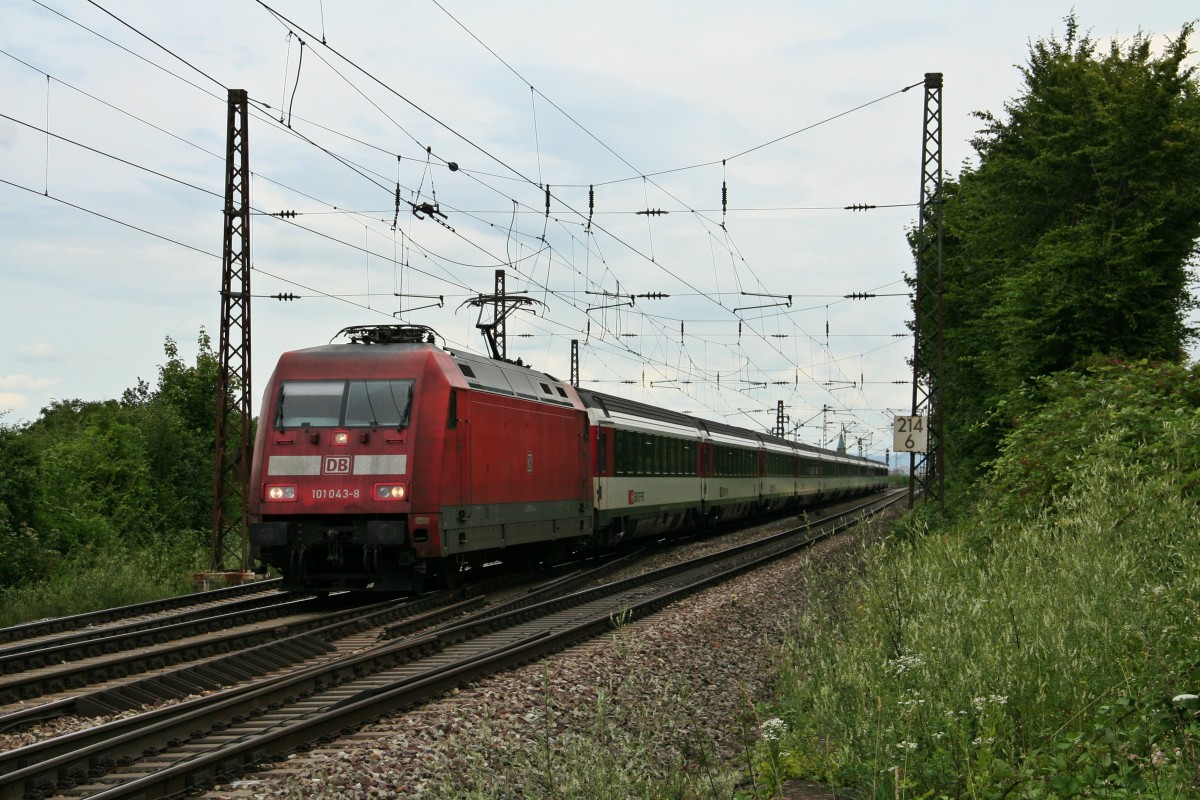 101 043-8 mit dem EC 7 von Hamburg-Altona nach Z�rich HB am Nachmittag des 12.07.14 n�rdlich von Leutersberg.