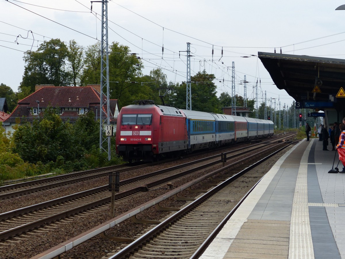 101 043 zieht am 24.09.2014 einen Fernzug bestehen aus CD-Wagen durch Berlin-Karow.