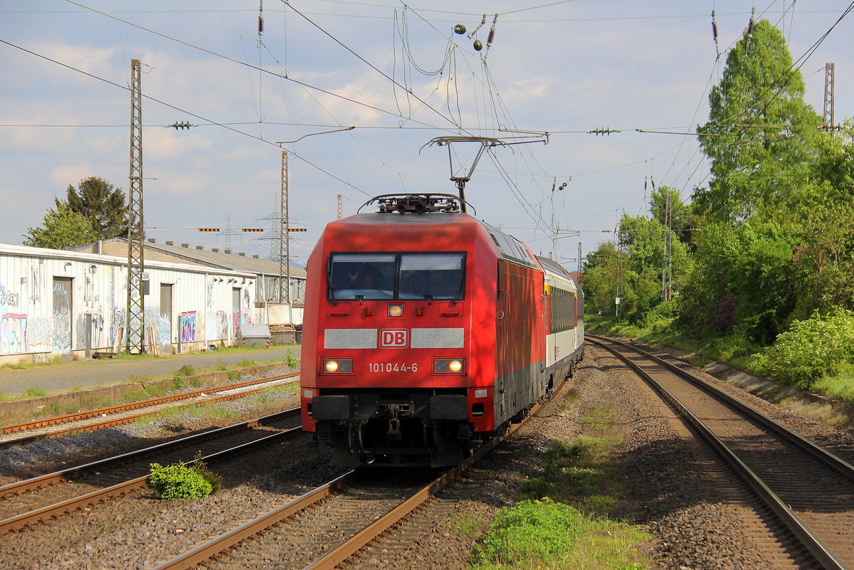 101 044-6 DB rast mit einem EC9 aus Basel-SBB(CH) nach Hamburg-Altona(D)  und kommt aus Richtung Koblenz,Bonn und fährt durch Roisdorf bei Bornheim in Richtung Köln.
Aufgenommen vom Bahnsteig in Roisdorf bei Bornheim. 
Bei schönem Sonnenschein und Wolken am Nachmittag vom 1.5.2018.
