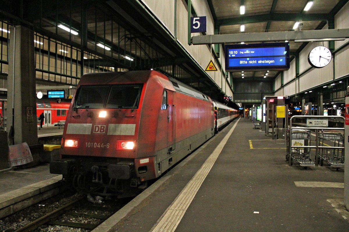 101 044-6 stand am 01.01.2015 kurz nach der Ankunft mit dem IC 184 (Zürich HB - Stuttgart Hbf) im Endbahnhof um kurze zeit später den Zug in den Abstellbahnhof zu drücken.